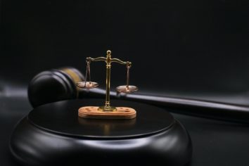 Loi symbolisée par un marteau et une balance de juge