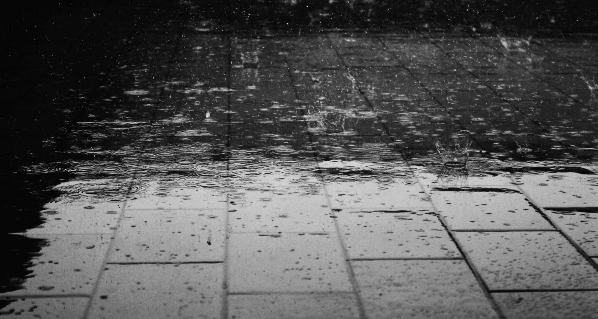 Pluie qui tombe sur du béton